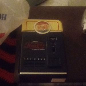 Pepsi Cola 📻 radio needs 3 AA batteries